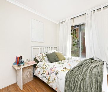 Bright & Spacious Apartment with Park Views - Photo 5