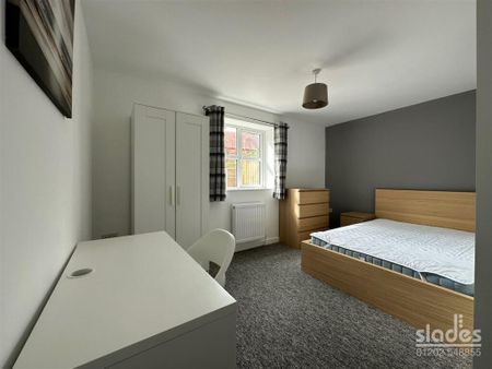 6 bedroom detached house to rent - Photo 5