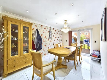 5 bedroom detached house to rent - Photo 3