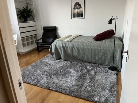 Ljust och välplanerat rum i lugna Vendelsö! Delat boende med bra kommunikationer till Stockholm. - Photo 4