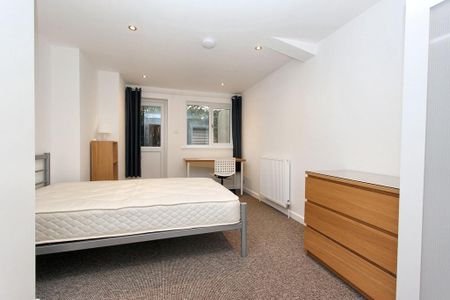 6 bedroom detached house to rent - Photo 5