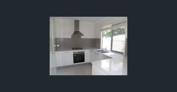 Stylish 3-Bedroom Townhouse with Alfresco Entertaining in Corinda - Photo 1