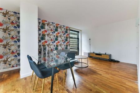 Two bedroom apartment located in a dockside development close to the Canary Wharf estate and Bank Street. - Photo 4