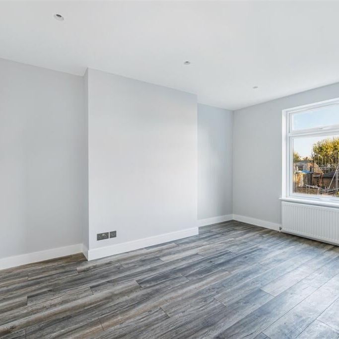 1 Bed Flat, Percy Road, W12 - Photo 1