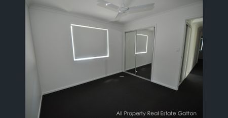 MODERN HOME CLOSE TO TOWN CENTRE - Photo 3