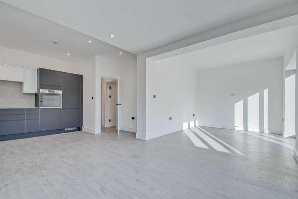 Holders Hill Road, London, NW7 - Photo 1