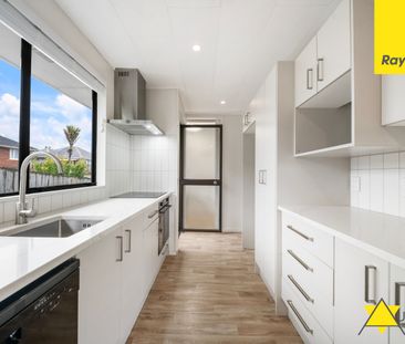 Charming Family Home in a Convenient New Lynn Location - Photo 3