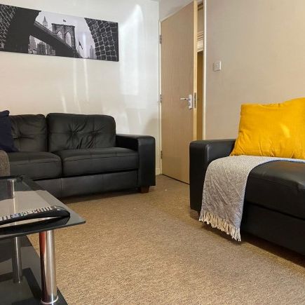 4 Bed - Flat 21, Cathedral Court â€“ 4 Bed - Photo 1