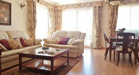 Chalet con piscina en el pueblo y a distancia a pie de la playa - Photo 3