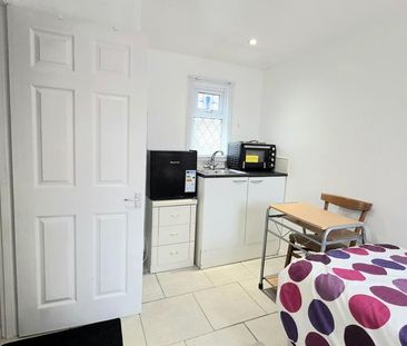 Semi detached house to rent - Photo 2