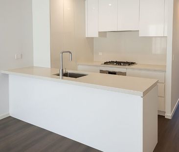 Close to Metro and Train One-Bed Living - Photo 1