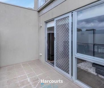 Modern 1-Bedroom Apartment with City Views in Bundoora - Photo 3