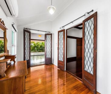 “Newly Refreshed Home in Woolloongabba – Modern Comfort Meets Inner... - Photo 4