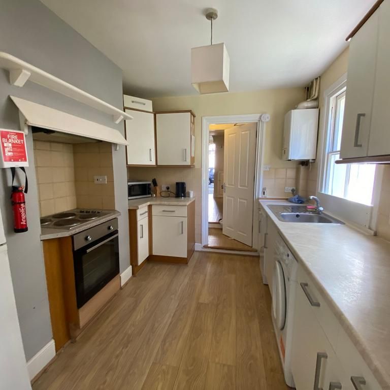 5 bedroom end of terrace house to rent - Photo 1