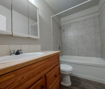 2 Bedroom 1 Bathroom Available! - Photo 3