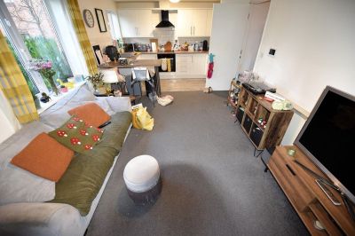 2 bedroom Flat in Flat 6, Leeds - Photo 2