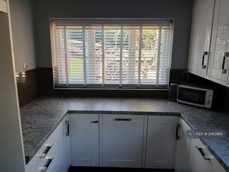 6 bedroom detached house to rent - Photo 2