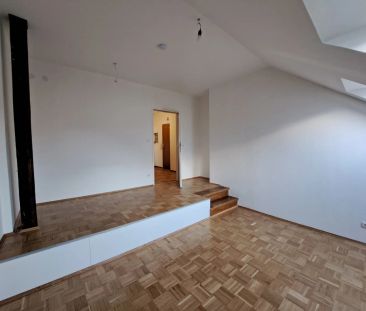 Dachgeschoßwohnung im Altbau: Erstbezug nach Sanierung mit Balkon u... - Photo 1