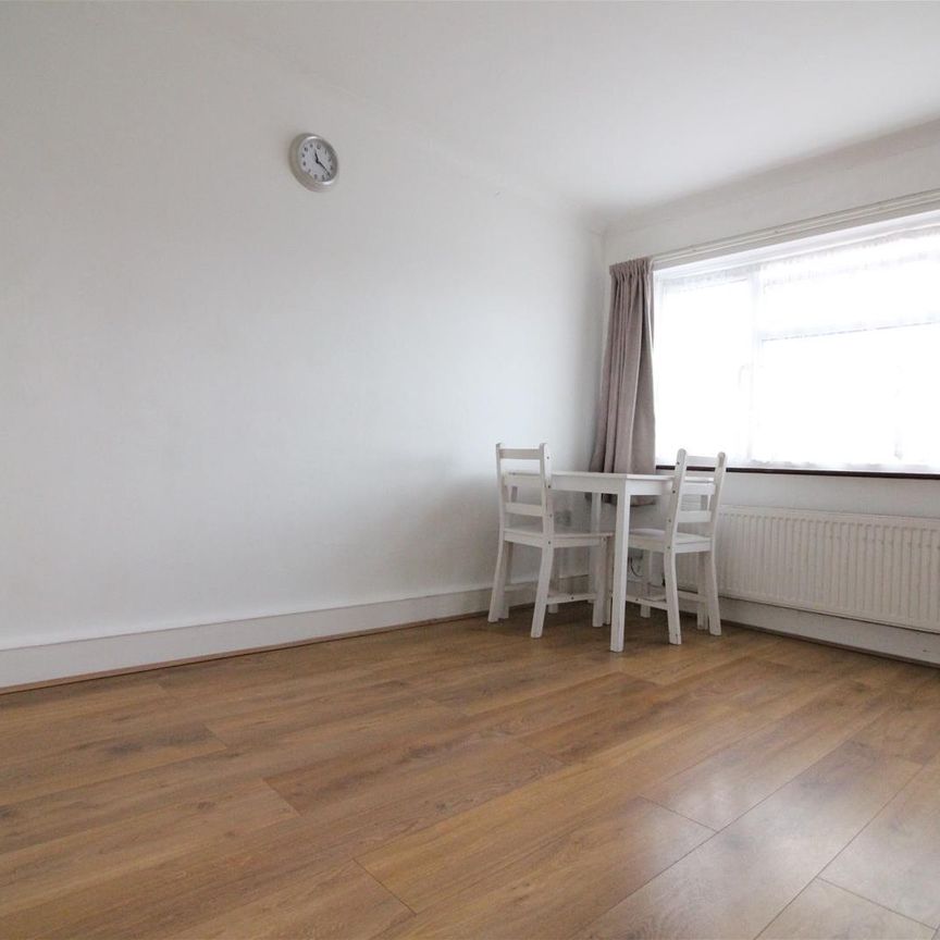 Kingsbridge Crescent, Southall - Photo 1