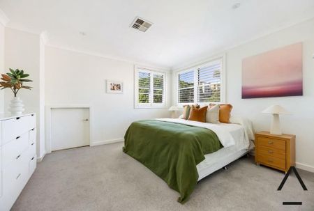 Stunning 4-Bedroom Family Home with Pool – Walk to Coogee Beach - Photo 3