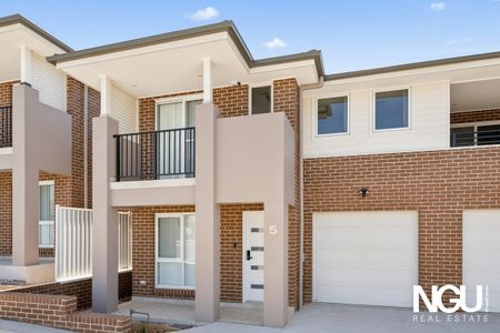 Elegant Townhouse Offering Comfort, Space & Prime Location! - Photo 4