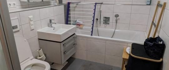 Sonnige 3-Zimmer mit Westbalkon, 2 TG Plätzen und Freibad vor Tür - Foto 1