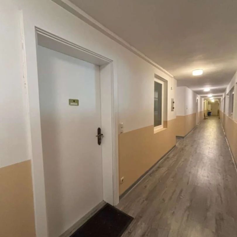 Bestlage-nahe Stadtzentrum, sanierte 2 ZI & Klimaanlage mit großem Balkon, Carport - Foto 1