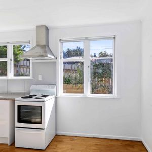 Stokes Valley 4 Bedrooms - Photo 2