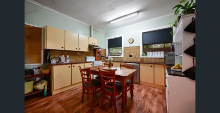 CHARMING HOME IN THE HEART OF CONVENIENCE - Photo 3