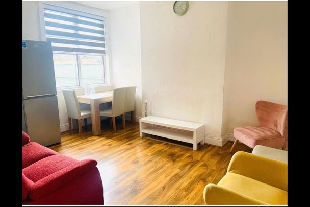 Room in a Shared House, Rusholme Grove, M14 - Photo 1