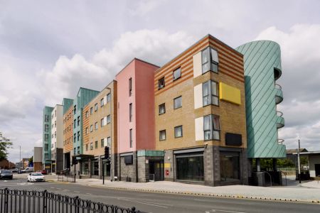 Small Ensuite: Three Bed Flat - Photo 3