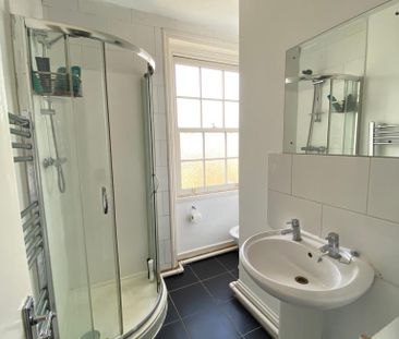 Double room in a Spacious 5-Bed Flat – Oval - Photo 4