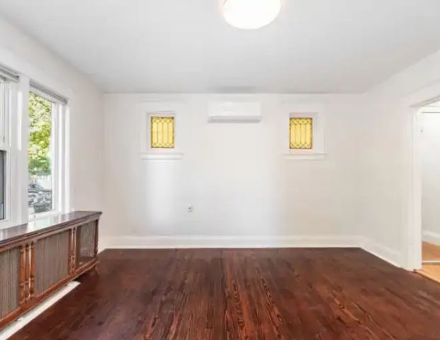 Charming Main Floor Apartment - High Park - 2 bed 1 Parking - Utilities Included | 379 Parkside Drive, Toronto - Photo 1