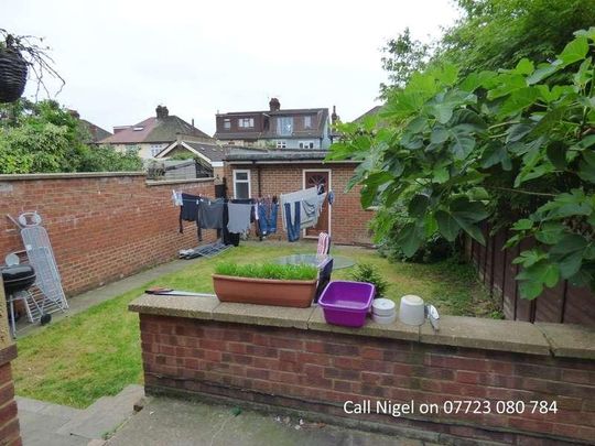 Boston Manor Road, TW8 - Photo 1