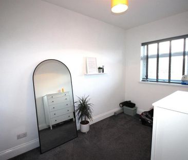 2 bedroom end of terrace house to rent - Photo 1