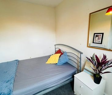 Room in a Shared Flat, Farnley House, SW8 - Photo 1