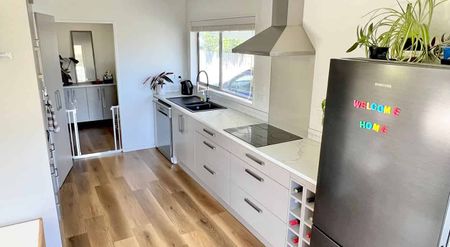 Tidy Family Home - 2 minutes to everything! - Photo 2