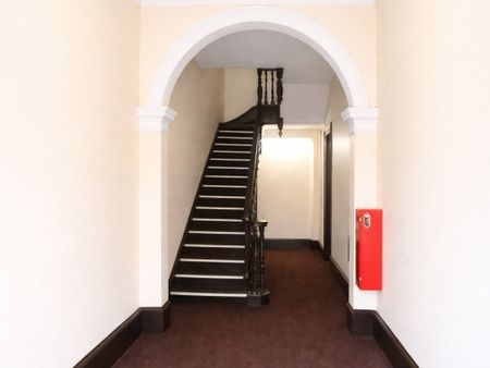 Historic CBD Living – Character-Filled Apartment in Iconic "Nundora" - Photo 3