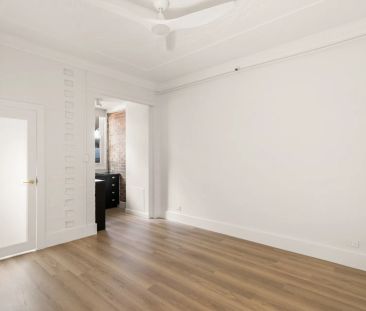 Recently Renovated Art Deco One-Bedroom Apartment - Photo 4