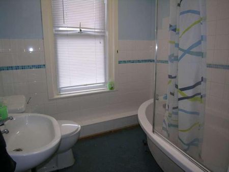 Bedroom Detached House In Ensbury, BH9 - Photo 2