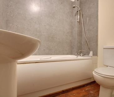 3 bedroom end of terrace house to rent - Photo 2