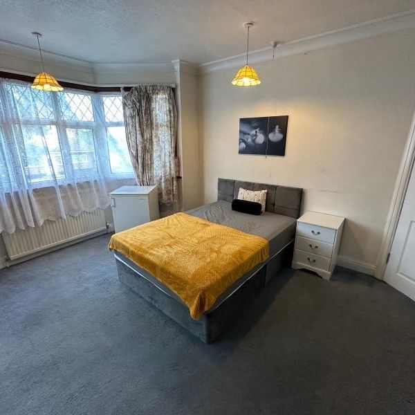 Room in a Shared House, Kingsmere Park, NW9 - Photo 1