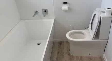 Great location 4 Bed room house - Photo 3