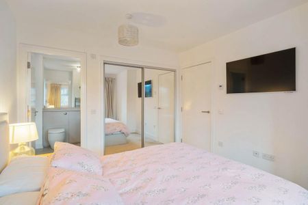 3 bedroom semi-detached house to rent - Photo 5