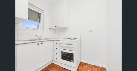 One Bedroom + Top Floor Balcony Apartment in the Belmore Gardens - Photo 4