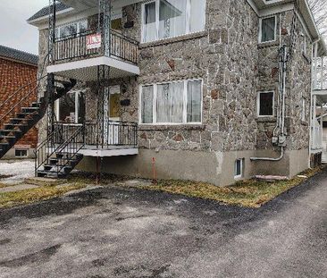 À St Jérôme haut de duplex 5 1/2..3 chambres près de la gare et cen... - Photo 3