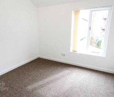 2 bedroom mews to rent - Photo 2