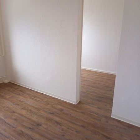 Kleine 4 Zimmerwohnung mit Balkon sucht Junge Familie! - Photo 1