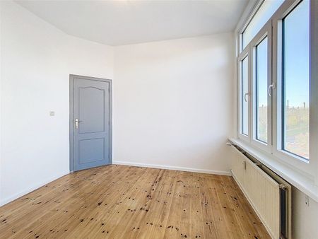 Gerenoveerd en lichtrijk appartement nabij Sint-Pieters station! - Foto 2