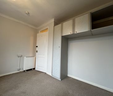 Two bedroom GROUND FLOOR flat - Photo 5